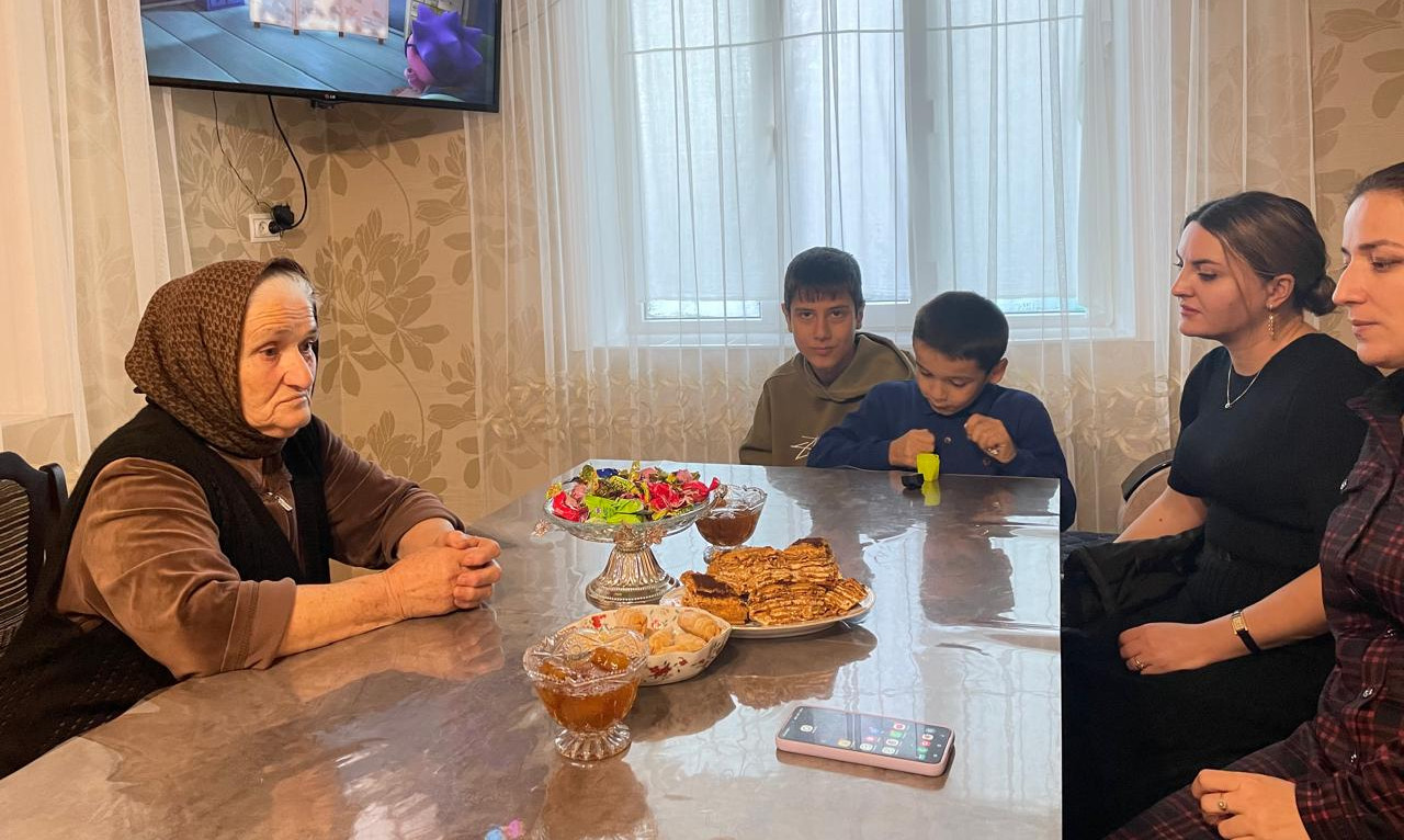 В г.Дагестанские Огни соцработники поздравили многодетную семью военнослужащего с наступающим Днем единства